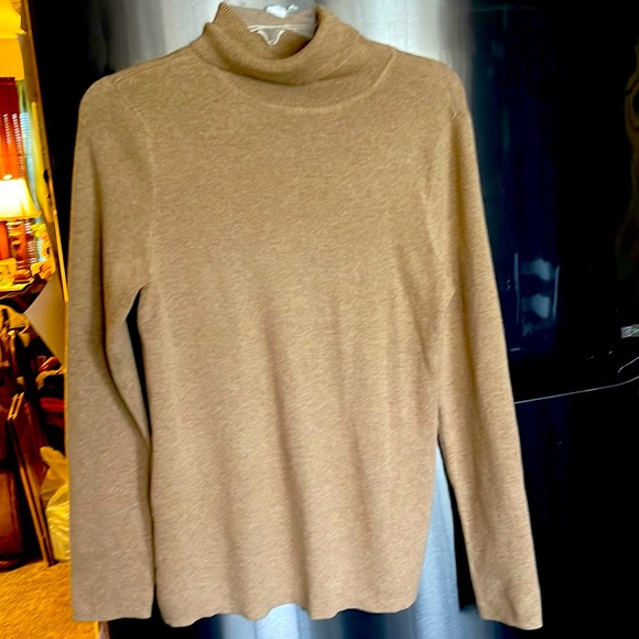 Chico’s Size 1 Beautiful Camel Turtleneck Sweater NWOT $99  US Size 8 Last one - Picture 1 of 6